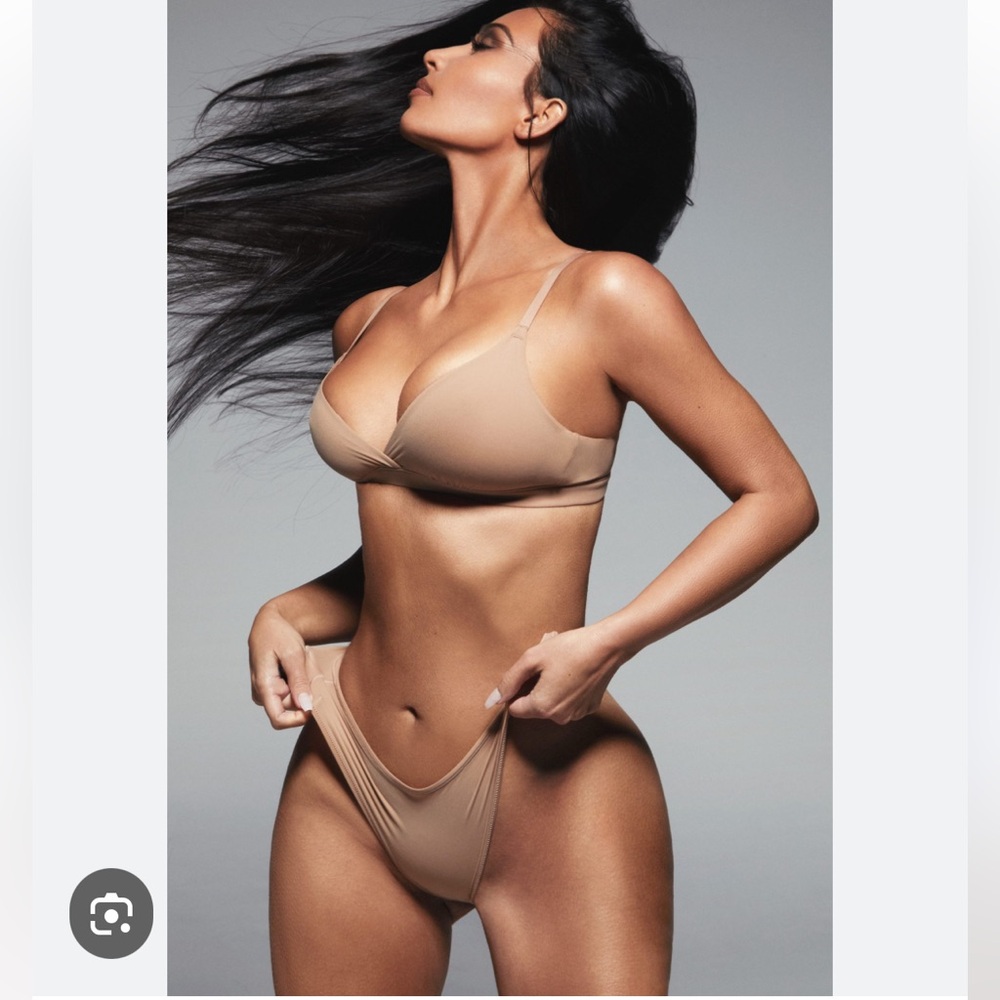 SKIMS Customized Push-up Plunge Bra